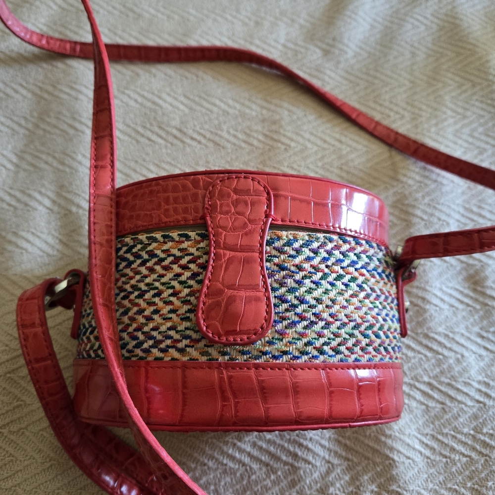 Cross over fun fashion bag. Oval shape, textured with woven like accents
